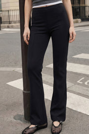 Pantalón ajustado de fit flare y cintura alta con pretina elástica. Detalle de costura decorativa frontal.