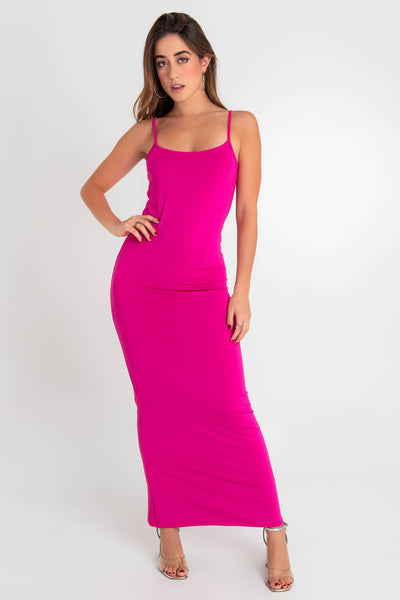 Maxi vestido básico de fit ajustado, escote redondeado y tirantes delgados ajustables.