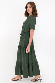 Maxi vestido camisero de manga corta con doblez en borde, cuello camisero, plisados frontales, capas de olanes en bajo, jareta ajustable en cintura y cierre frontal con hilera de botones en contraste.