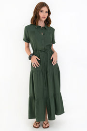 Maxi vestido camisero de manga corta con doblez en borde, cuello camisero, plisados frontales, capas de olanes en bajo, jareta ajustable en cintura y cierre frontal con hilera de botones en contraste.