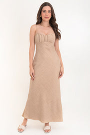 Vestido maxi de fit recto, escote curveado con detalles plisados y corte frontal, tirantes delgados ajustables, cut out en espalda, rib elástico posterior en cintura y lazado amarrable en espalda. Cierre lateral con cremallera oculta.