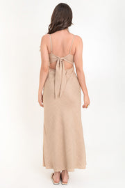 Vestido maxi de fit recto, escote curveado con detalles plisados y corte frontal, tirantes delgados ajustables, cut out en espalda, rib elástico posterior en cintura y lazado amarrable en espalda. Cierre lateral con cremallera oculta.