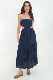Maxi vestido de escote recto con plisados frontales, tirantes delgados ajustables, corte en a, bajo con capas de olanes, cut out en costados y espalda. Detalle de rib elástico en cintura.