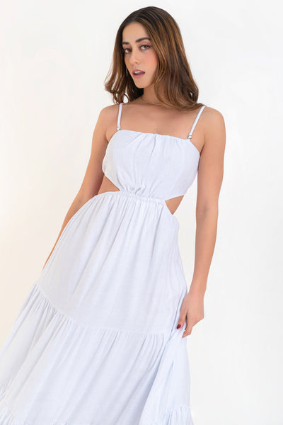 Maxi vestido de escote recto con plisados frontales, tirantes delgados ajustables, corte en a, bajo con capas de olanes, cut out en costados y espalda. Detalle de rib elástico en cintura.