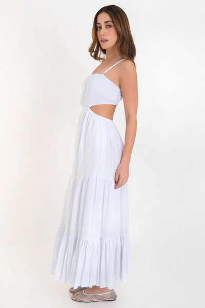 Maxi vestido de escote recto con plisados frontales, tirantes delgados ajustables, corte en a, bajo con capas de olanes, cut out en costados y espalda. Detalle de rib elástico en cintura.