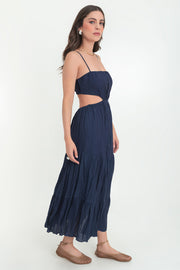 Maxi vestido de escote recto con plisados frontales, tirantes delgados ajustables, corte en a, bajo con capas de olanes, cut out en costados y espalda. Detalle de rib elástico en cintura.
