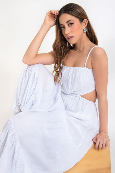 Maxi vestido de escote recto con plisados frontales, tirantes delgados ajustables, corte en a, bajo con capas de olanes, cut out en costados y espalda. Detalle de rib elástico en cintura.