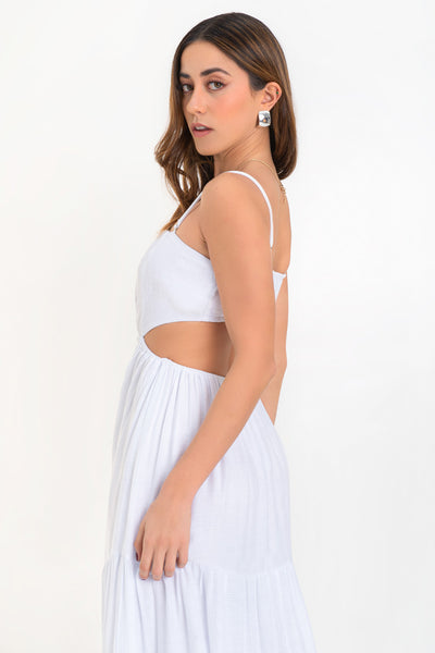 Maxi vestido de escote recto con plisados frontales, tirantes delgados ajustables, corte en a, bajo con capas de olanes, cut out en costados y espalda. Detalle de rib elástico en cintura.