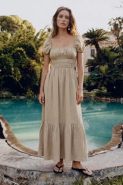 Maxi vestido de manga corta abullonada con rib elástico y olanes en bordes, escote cuadrado, rib elástico en cintura, corte en a y olanes en bajo.