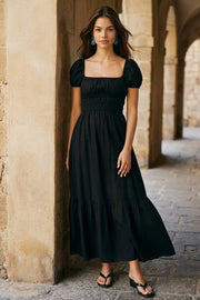 Maxi vestido de manga corta abullonada con rib elástico y olanes en bordes, escote cuadrado, rib elástico en cintura, corte en a y olanes en bajo.