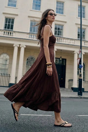 Maxi vestido de corte en a, tirantes delgados con nudo amarrable, escote corazón con cortes y detalles plisados. Cierre posterior con cremallera visible en contraste y olanes en borde de bajo.
