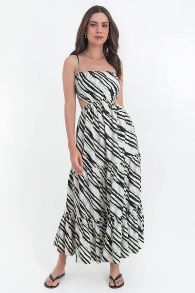 Maxi vestido estampado de corte en a, tirantes delgados ajustables, bajo con capas de olanes, cut out en costados y espalda. Detalle de rib elástico en cintura y cierre lateral con cremallera oculta.