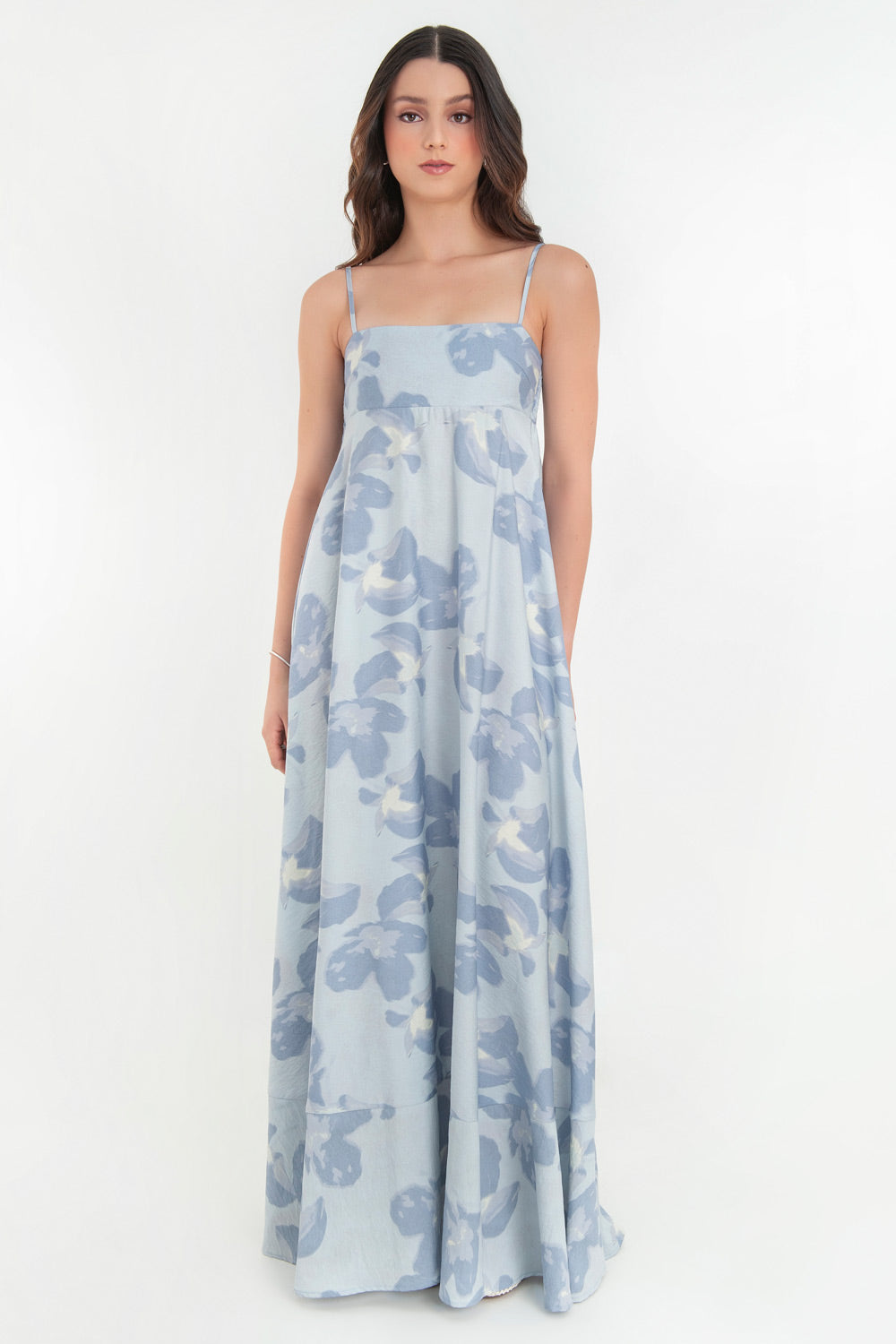 Maxi vestido de estampado floral, tirantes delgados ajustables, escote recto con corte frontal, fit fluido con olanes en bajo y fruncido en espalda.