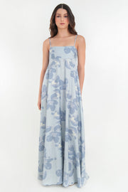 Maxi vestido de estampado floral, tirantes delgados ajustables, escote recto con corte frontal, fit fluido con olanes en bajo y fruncido en espalda.