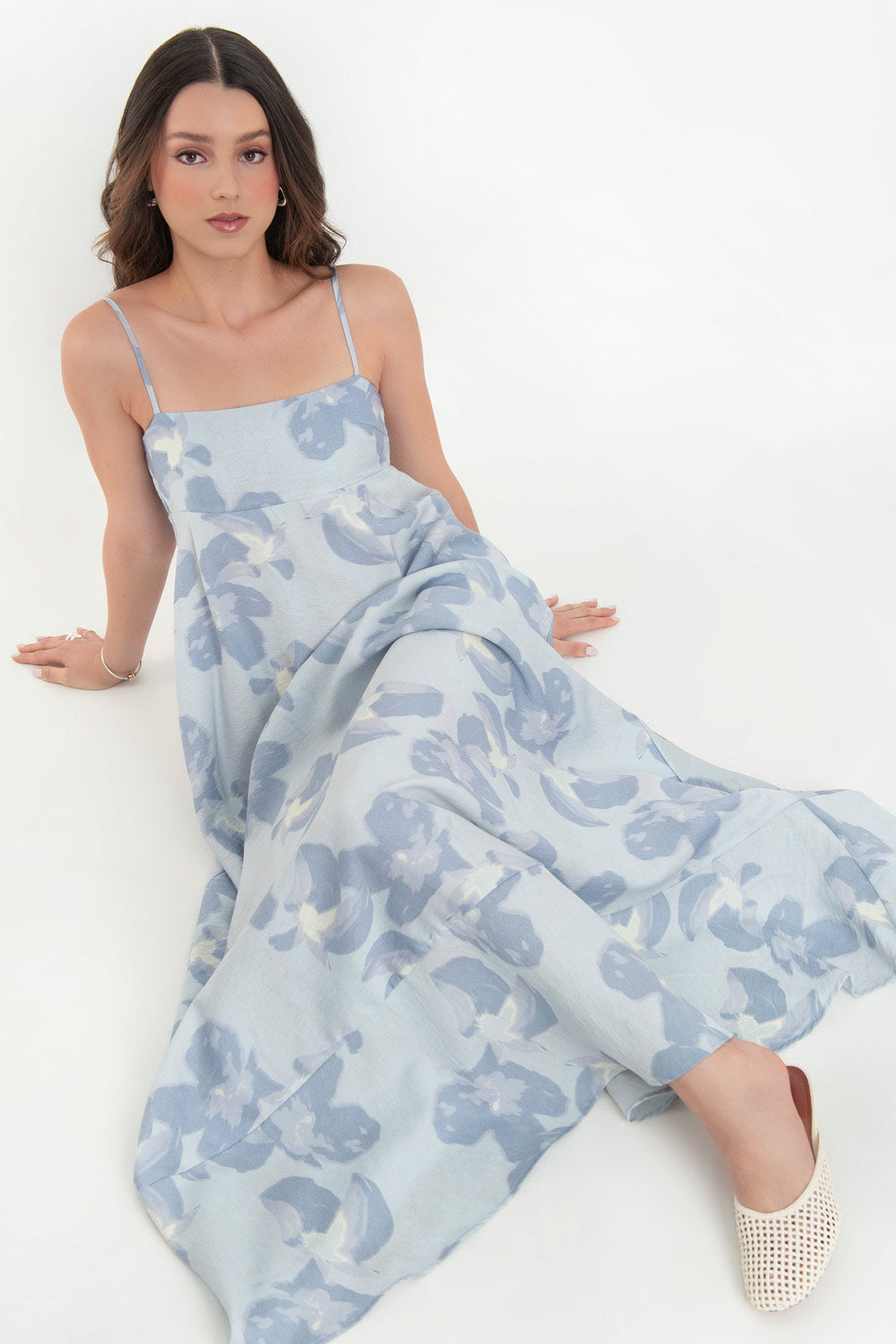 Maxi vestido de estampado floral, tirantes delgados ajustables, escote recto con corte frontal, fit fluido con olanes en bajo y fruncido en espalda.