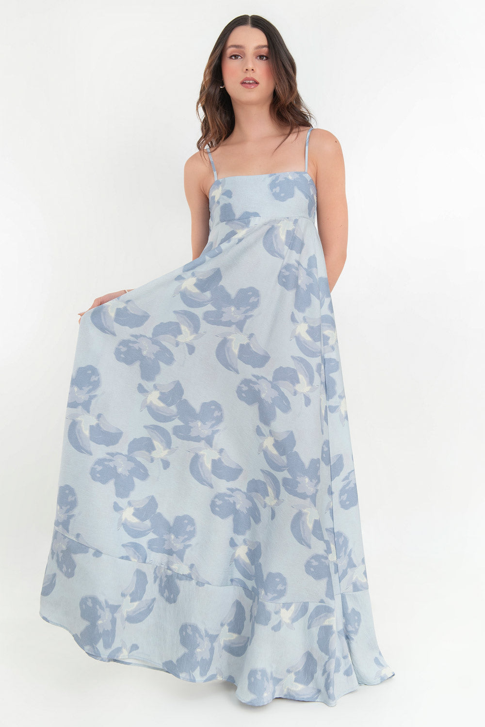 Maxi vestido de estampado floral, tirantes delgados ajustables, escote recto con corte frontal, fit fluido con olanes en bajo y fruncido en espalda.