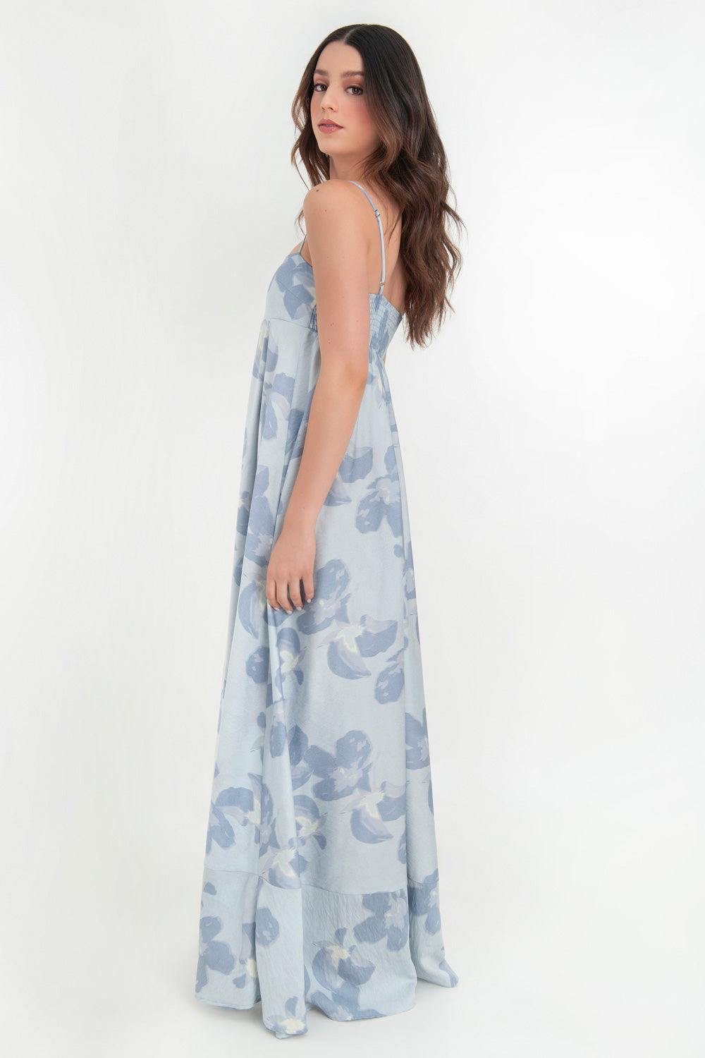 Maxi vestido de estampado floral, tirantes delgados ajustables, escote recto con corte frontal, fit fluido con olanes en bajo y fruncido en espalda.