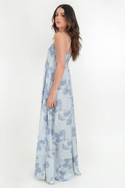 Maxi vestido de estampado floral, tirantes delgados ajustables, escote recto con corte frontal, fit fluido con olanes en bajo y fruncido en espalda.