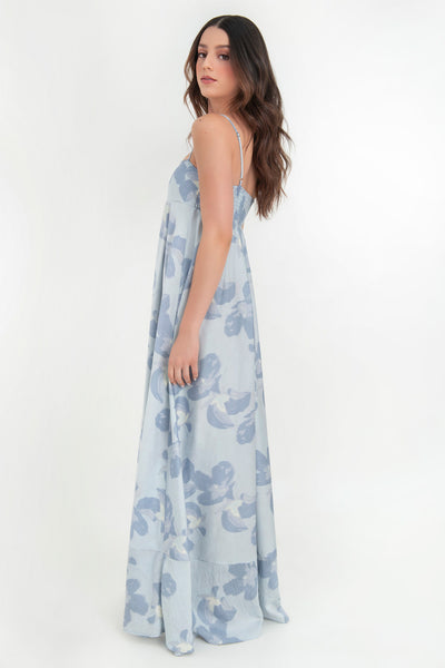 Maxi vestido de estampado floral, tirantes delgados ajustables, escote recto con corte frontal, fit fluido con olanes en bajo y fruncido en espalda.