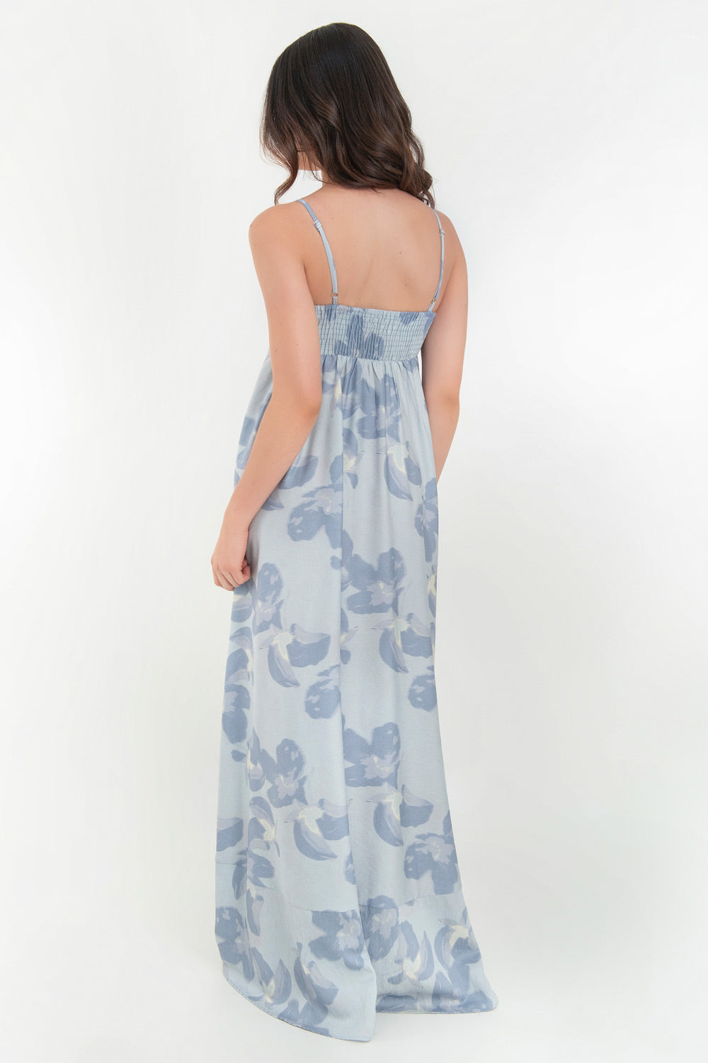 Maxi vestido de estampado floral, tirantes delgados ajustables, escote recto con corte frontal, fit fluido con olanes en bajo y fruncido en espalda.