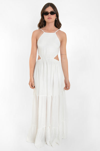 Maxi vestido de cuello halter con tirantes delgados ajustables, corte en a, bajo con capas de olanes, cut out en costados y espalda. Detalle de rib elástico en cintura y cierre posterior con lazo amarrable.