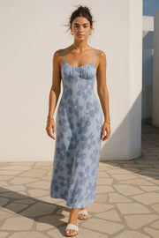 Vestido maxi de fit recto, estampado floral, escote v curveado con detalles plisados y corte frontal, tirantes delgados ajustables, cut out en espalda rib elástico y nudo amarrable posterior. Cierre posterior con cremallera oculta.
