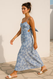 Vestido maxi de fit recto, estampado floral, escote v curveado con detalles plisados y corte frontal, tirantes delgados ajustables, cut out en espalda rib elástico y nudo amarrable posterior. Cierre posterior con cremallera oculta.
