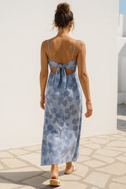 Vestido maxi de fit recto, estampado floral, escote v curveado con detalles plisados y corte frontal, tirantes delgados ajustables, cut out en espalda rib elástico y nudo amarrable posterior. Cierre posterior con cremallera oculta.
