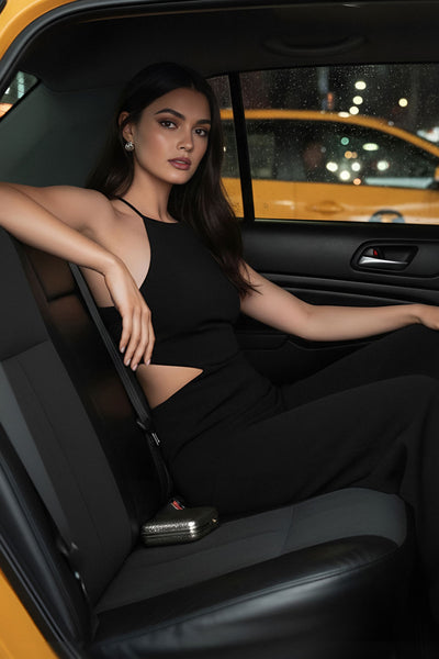 Palazzo ajustado de fit wide leg, cuello halter con lazo amarrable posterior, cut out en costados y espalda. Detalle de fruncido en espalda.