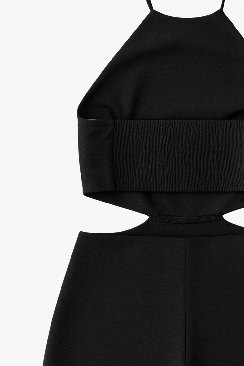 Palazzo ajustado de fit wide leg, cuello halter con lazo amarrable posterior, cut out en costados y espalda. Detalle de fruncido en espalda.