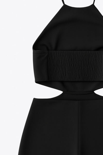 Palazzo ajustado de fit wide leg, cuello halter con lazo amarrable posterior, cut out en costados y espalda. Detalle de fruncido en espalda.