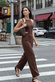 Palazzo ajustado de fit wide leg, cuello halter con lazo amarrable posterior, cut out en costados y espalda. Detalle de fruncido en espalda.