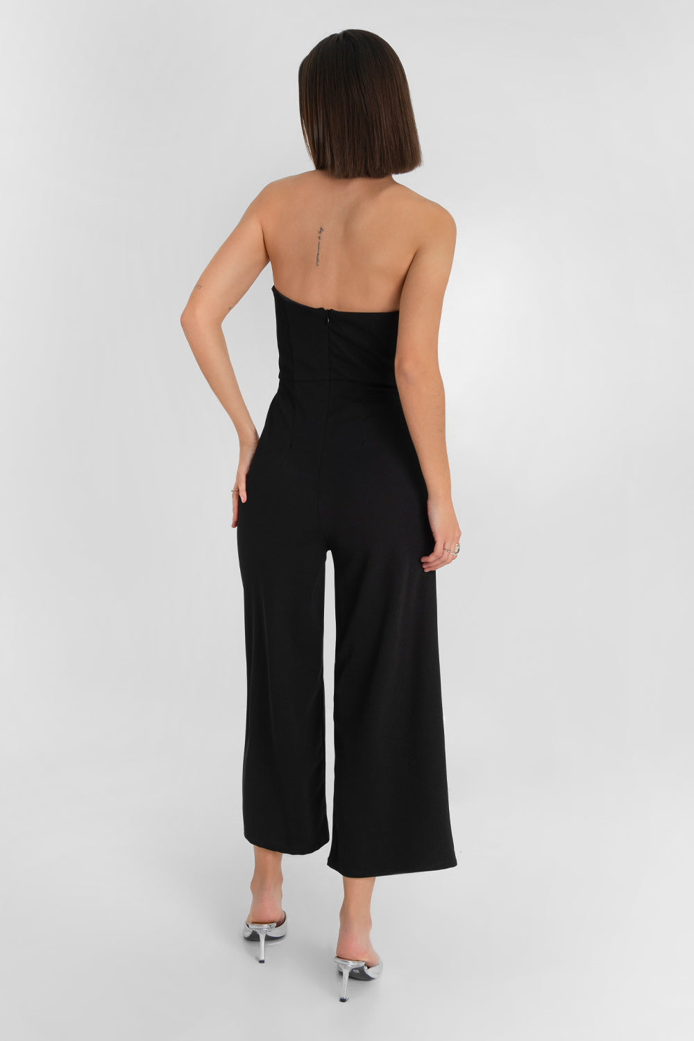 Palazzo strapless de escote v, fit flare, fit ajustado y cinturón con hebilla en contraste. Cierre con cremallera oculta posterior.  Tallas y medidas