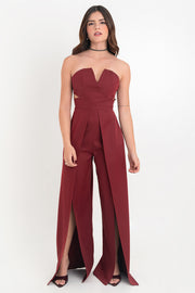 Palazzo ajustado strapless de fit wide leg, escote v con cut out en costados, detalle de cruce con aberturas frontales y cierre posterior con cremallera visible en contraste.