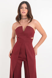 Palazzo ajustado strapless de fit wide leg, escote v con cut out en costados, detalle de cruce con aberturas frontales y cierre posterior con cremallera visible en contraste.