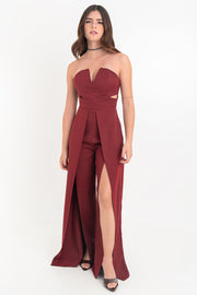 Palazzo ajustado strapless de fit wide leg, escote v con cut out en costados, detalle de cruce con aberturas frontales y cierre posterior con cremallera visible en contraste.