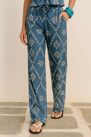 Pantalón bordado de fit fluido, bolsillos delanteros, cintura media con pretina elástica y jareta frontal ajustable.
