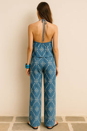 Pantalón bordado de fit fluido, bolsillos delanteros, cintura media con pretina elástica y jareta frontal ajustable.