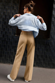 Pantalón ajustado de cintura alta con pretina y trabillas, bolsillos delanteros, fit recto, raya frontal y posterior. Cierre frontal con botón y cremallera oculta.