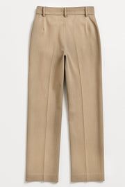 Pantalón ajustado de cintura alta con pretina y trabillas, bolsillos delanteros, fit recto, raya frontal y posterior. Cierre frontal con botón y cremallera oculta.