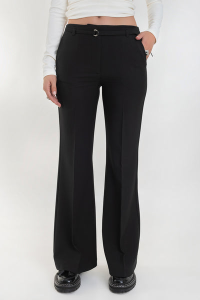 Pantalón ajustado de fit flare, cintura media con pretina, trabillas y cinturón delgado con hebilla, raya frontal y posterior. Vivos decorativos posteriores, cierre frontal con broche y cremallera oculta.