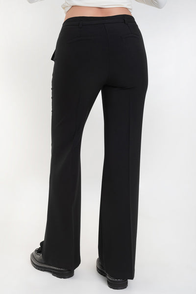 Pantalón ajustado de fit flare, cintura media con pretina, trabillas y cinturón delgado con hebilla, raya frontal y posterior. Vivos decorativos posteriores, cierre frontal con broche y cremallera oculta.