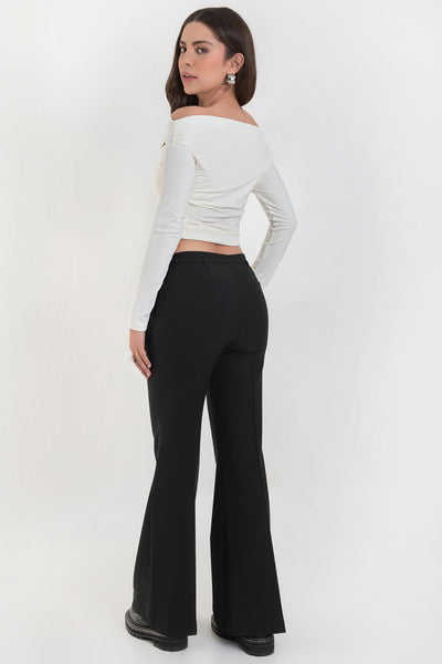 Pantalón ajustado de fit flare, cintura media con pretina, trabillas y cinturón delgado con hebilla, raya frontal y posterior. Vivos decorativos posteriores, cierre frontal con broche y cremallera oculta.