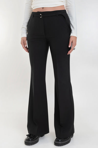 Pantalón ajustado de fit flare, cintura media con pretina, trabillas y cinturón delgado con hebilla, raya frontal y posterior. Vivos decorativos posteriores, cierre frontal con broche y cremallera oculta.