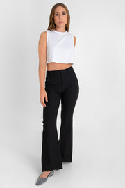 Pantalón ajustado de fit flare, cintura alta con pretina y trabillas, bolsillos delanteros y vivos decorativos posteriores. Cierre frontal con broche y cremallera ocultos.