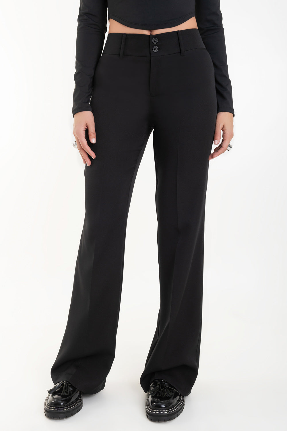 Pantalón ajustado de fit flare, cintura alta con pretina y trabillas, raya frontal y posterior, cierre con cremallera oculta y botones.