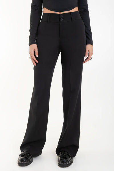 Pantalón ajustado de fit flare, cintura alta con pretina y trabillas, raya frontal y posterior, cierre con cremallera oculta y botones.