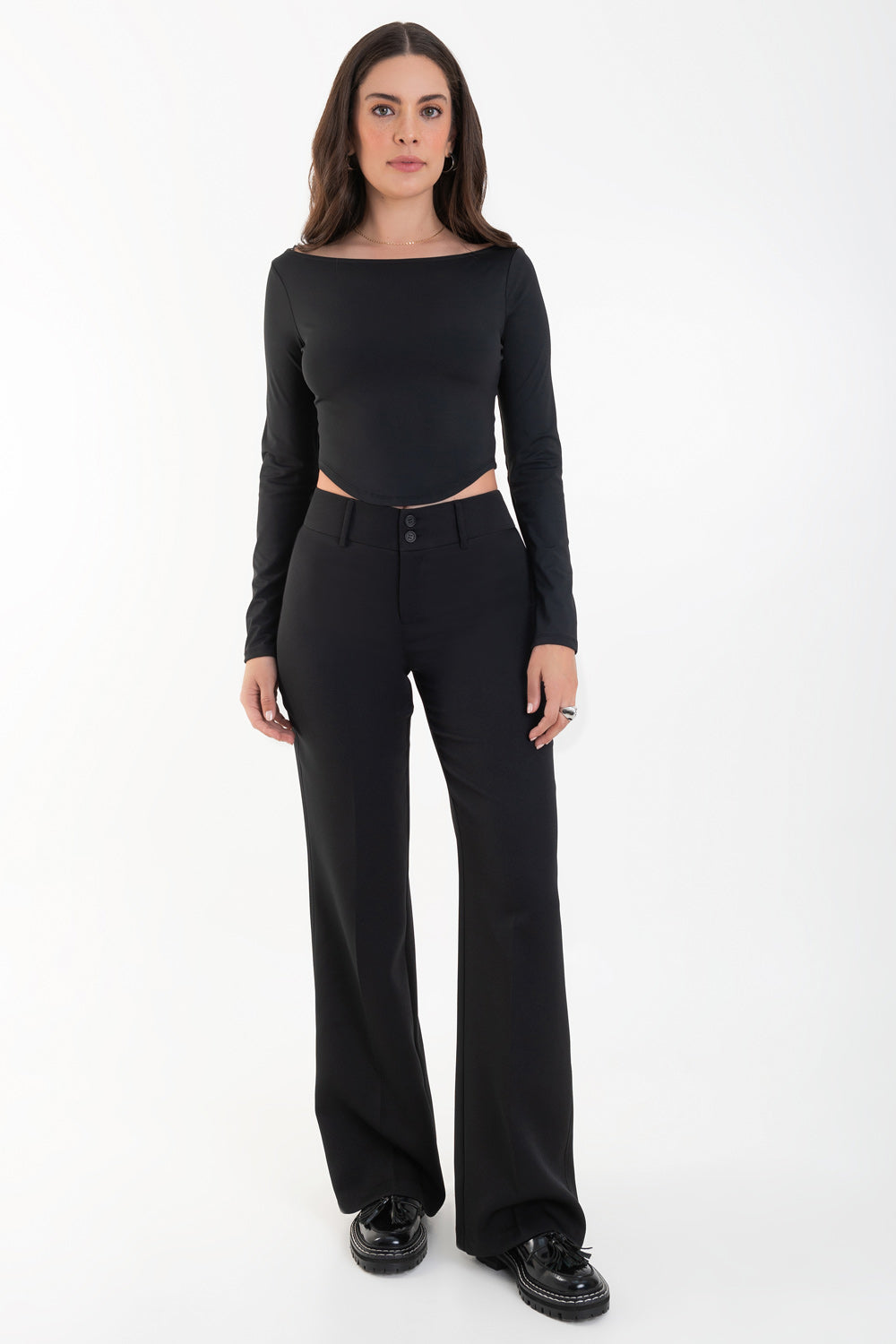 Pantalón ajustado de fit flare, cintura alta con pretina y trabillas, raya frontal y posterior, cierre con cremallera oculta y botones.