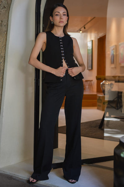 Pantalón ajustado de fit flare, cintura alta con pretina y trabillas, raya frontal y posterior, cierre con cremallera oculta y botones.