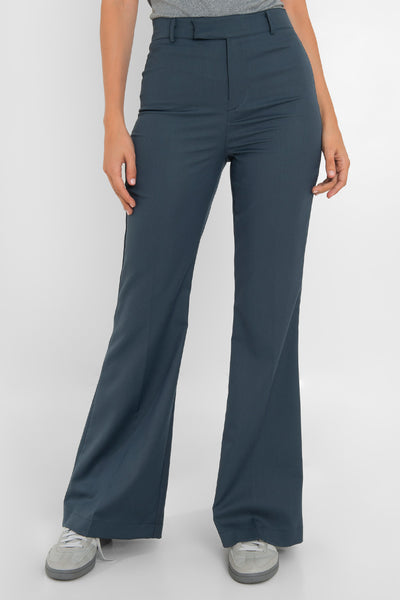 Pantalón ajustado de fit flare, cintura alta con pretina y trabillas, vivo decorativo posterior, cierre frontal con broche y cremallera ocultos.